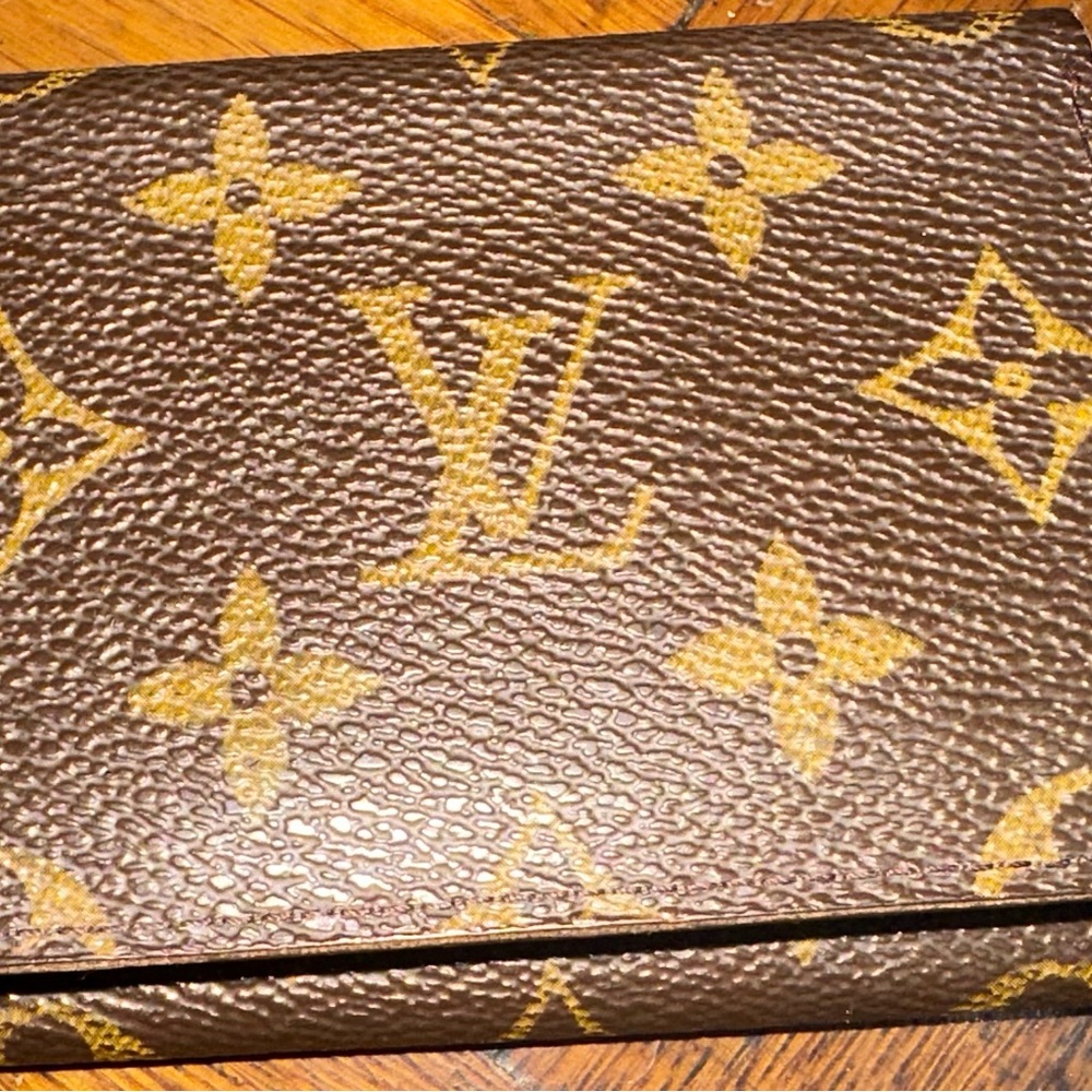 LOUIS VUITTON
Monogram Pocket/card organiser pics show wear and tear